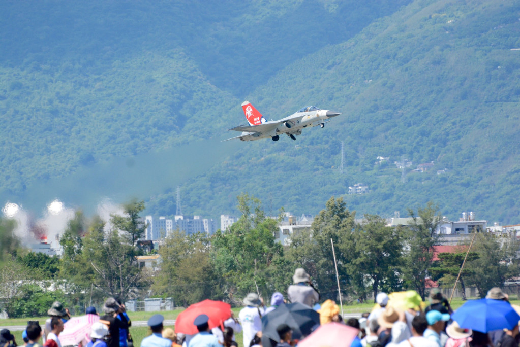 空軍第五聯隊每年都進行戰機表演，開放營區供民眾入內，展現國軍精實訓練。圖／資料照片 王志偉