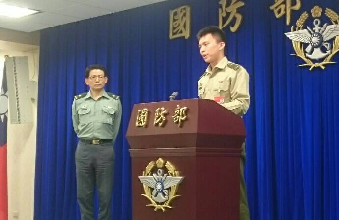 針對憲兵簡志龍命案，國防部召開記者會說明。圖為國防部發言人羅紹和（左）、憲指部少尉醫官陳子敬。(何豪毅攝)