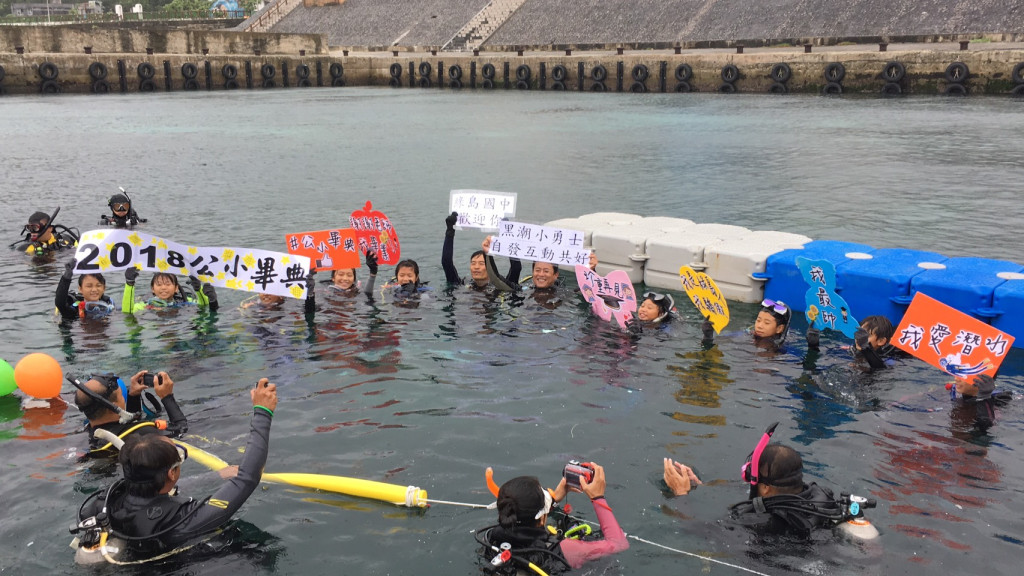 綠島公館國小9名畢業生16日一早在台東大學師生協助下，成功潛入海底完成畢業典禮，留下難忘經驗。圖／王志偉翻攝