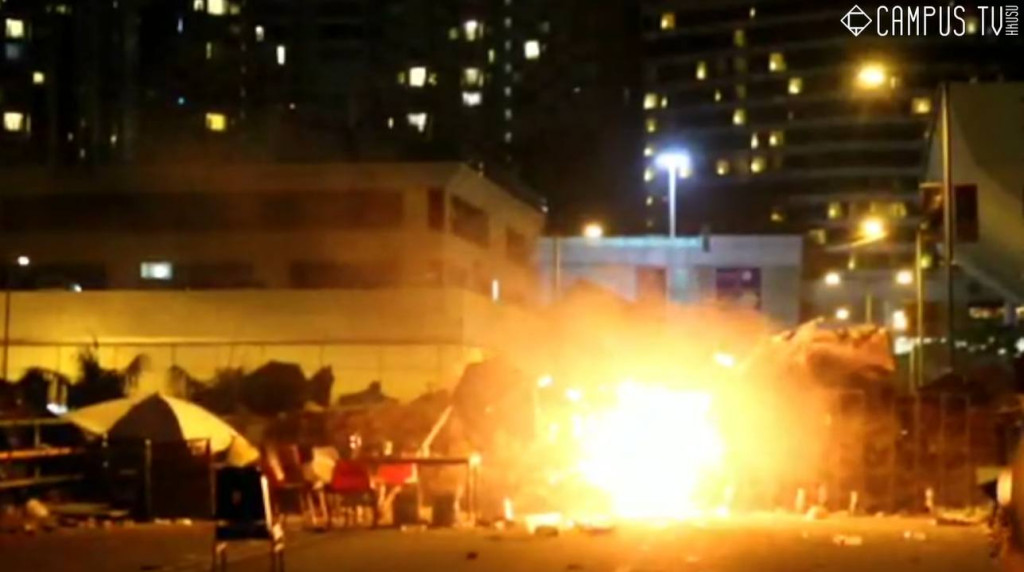 香港警方在徹夜包圍理工大學校園後，星期一凌晨突襲校園，校園內部傳出猛烈的爆炸聲。圖／擷自Campus TV, HKUSU 香港大學學生會校園電視影片