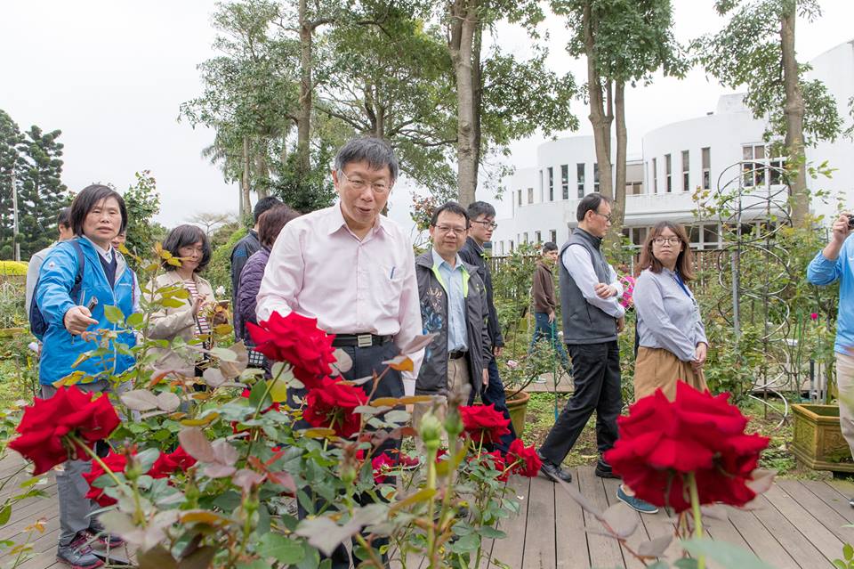 連假出遊，台北市長柯文哲推薦士林官邸玫瑰園，「想要約會的男男女女，來這裡就對了」。圖／取自柯文哲臉書