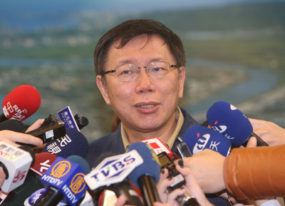 台北市長柯文哲（見圖，中央社資料照片）昨天在《關鍵時刻》談話節目中爆料「對手」曾拿三億，連勝文競選時的總幹事蔡正元與發言人錢震宇今分別回應。