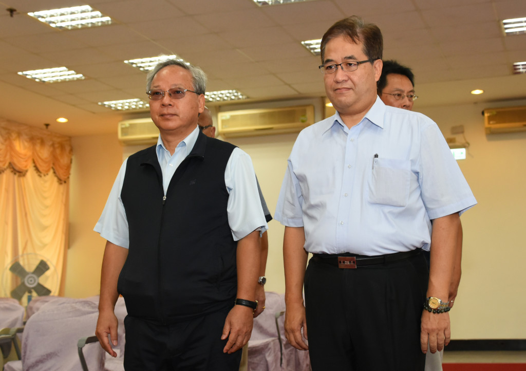 交通部次長范植谷及桃園市副市長游建華今早到中壢殯儀館弔唁26位火燒車罹難者。圖/桃市府提供