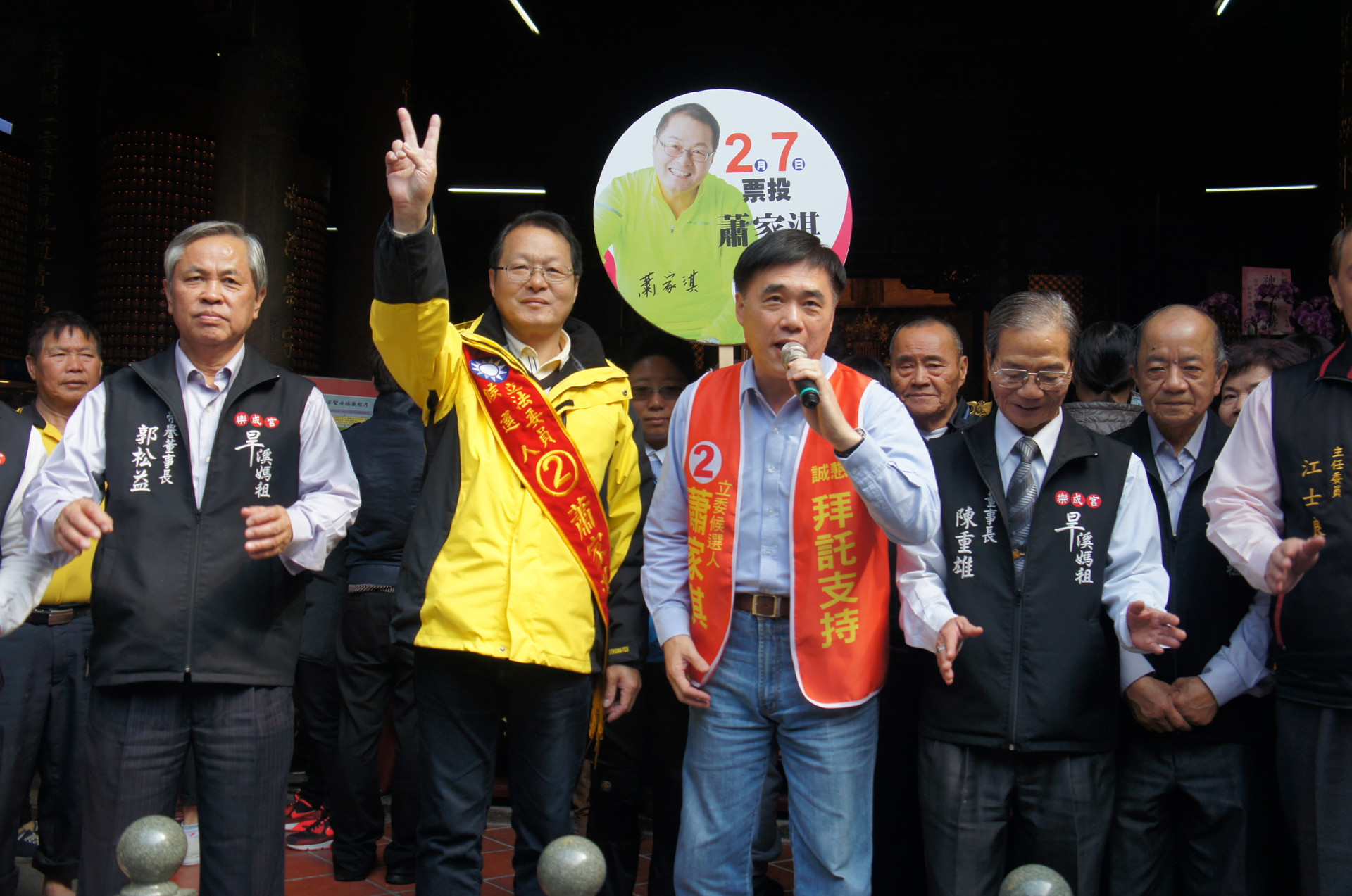 台北市長柯文哲查弊，對媒體表示「朝中有奸臣是因為皇上的問題」，前台北市長郝龍斌今（3）日反嗆柯，民主政治時代「總統及市長不是皇帝，一般公務員也不是臣子」，不管總統及市長都不是皇帝，而一般公務人員也不是臣子，所有施政作為一定要接受議會、市民及媒體最嚴格的監督，如有任何不法事情，當然應該移送法辦。  (蕭家淇辦公室提供)20150203