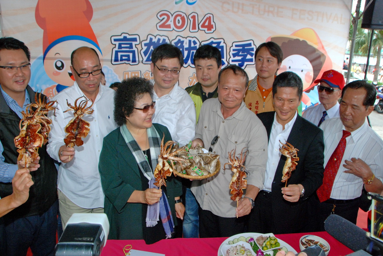 陳菊市長和副市長李永得手持燒烤大魷魚歡迎全國民眾端午大啖魷魚（記者陳俊廷／攝影）