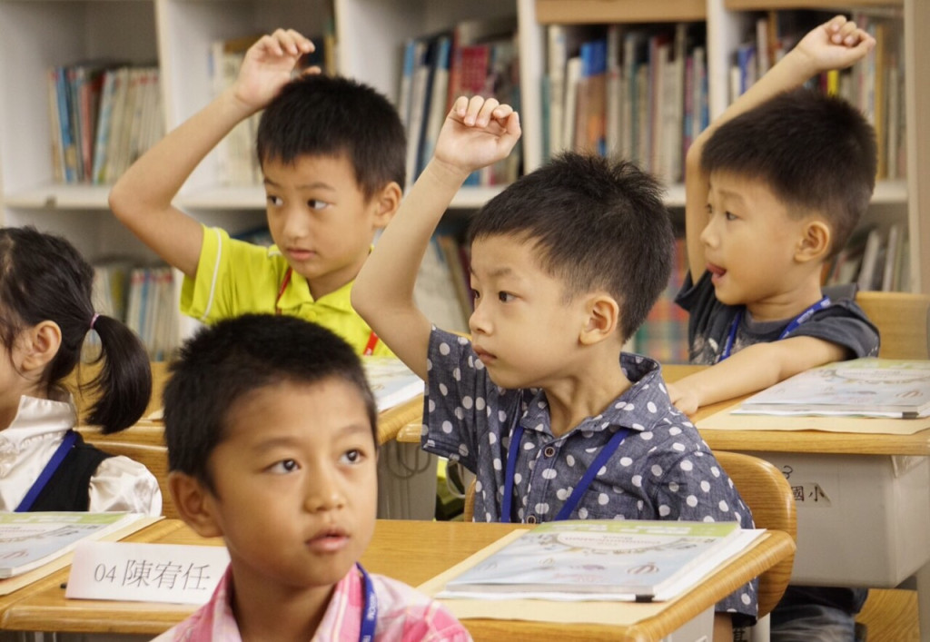 小一新生緊張到老師點名時一起舉手 。(小一新生家長陳小姐提供)