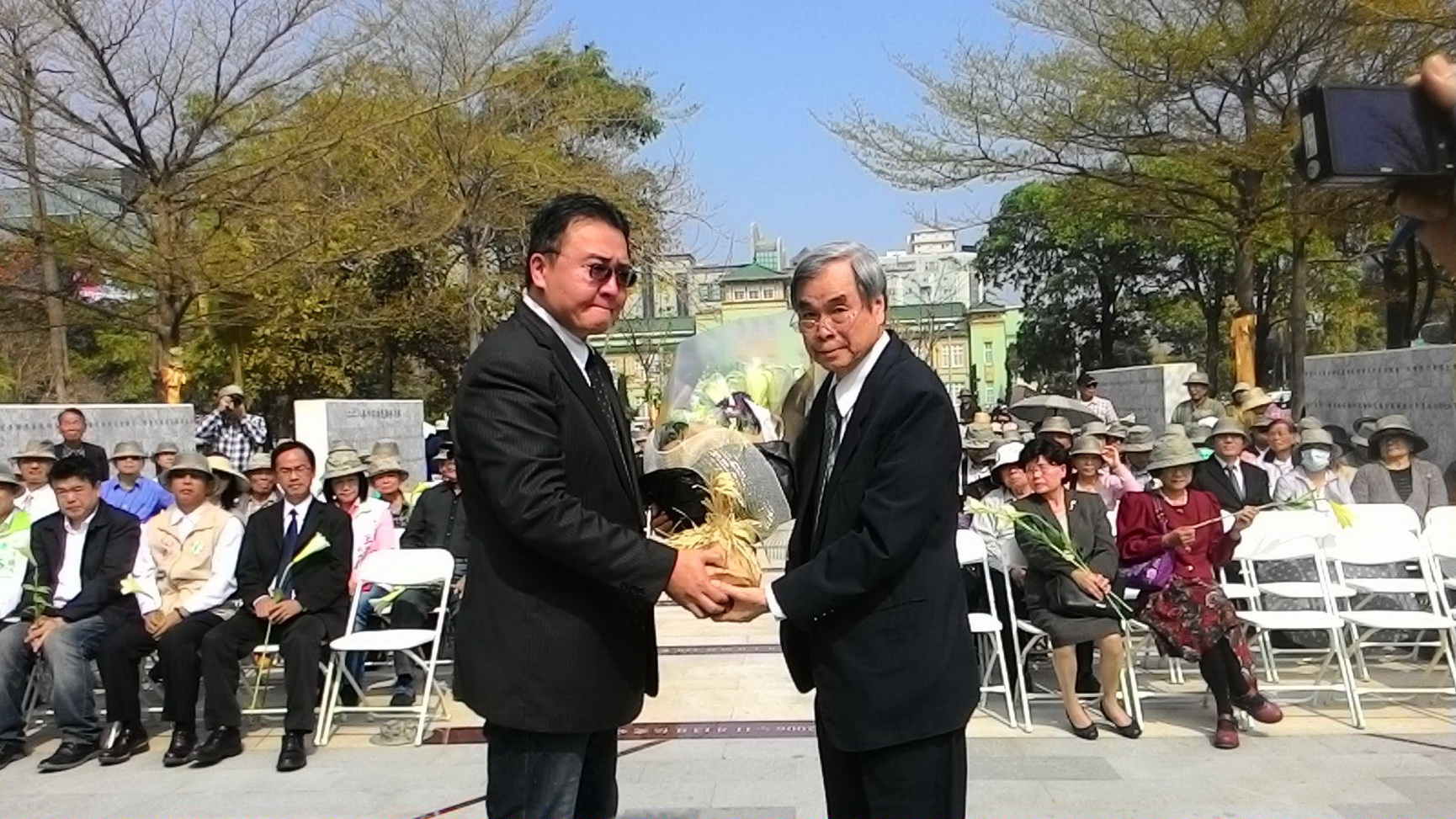 左為副市長許立明與高市228關懷協會理事長凃世文，後方為舊市府、高市歷史博物館（記者陳俊廷攝）