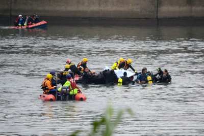 復興空難尚有12人下落不明，台北市長柯文哲決定上午7時，動員警、消、國軍、消防署特搜隊、空勤總隊及海巡署人力、機具，展開大規模搜索行動。（中央社20150206）
