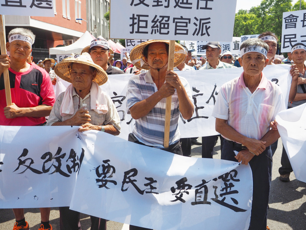 農田水利會成員今(5)日在立院外抗議，反對農委會將會長由直選改為官派。圖/張家銘