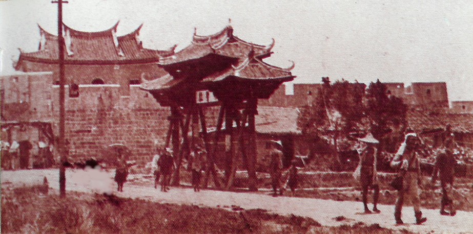1895年的台北北門(承恩門)，圖中牌樓可通往機器局與接官亭。（圖：取材自網路）