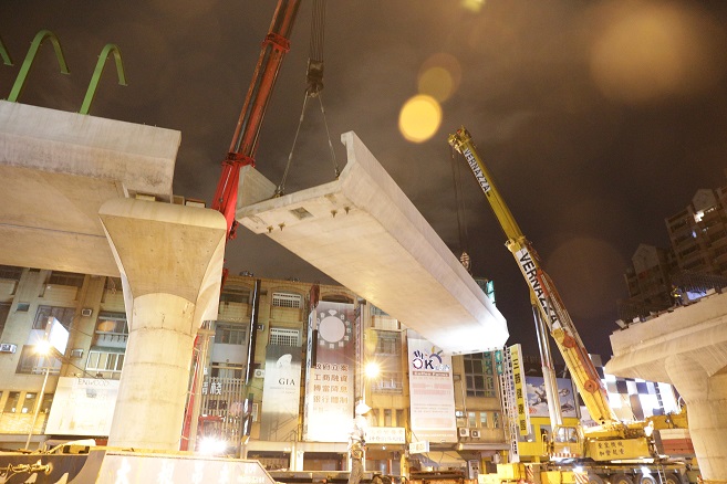 台中捷運綠線最後一個U型槽梁今凌晨吊掛安裝完成，宣告全線工程已進入另一新階段，接著軌道和機電也已進場施工，年底首列電聯車將上線測試，近程目標為107年11月底捷運進行試營運。（台中市政府提供）