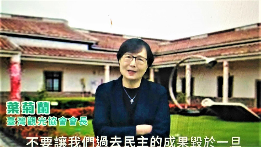 葉菊蘭說：「我想高雄市民不是健忘的，期待大家可以在這次的選戰做正確的選擇，來支持陳其邁！不要讓我們過去的民主成果毀於一旦…..(圖/陳俊廷翻攝)