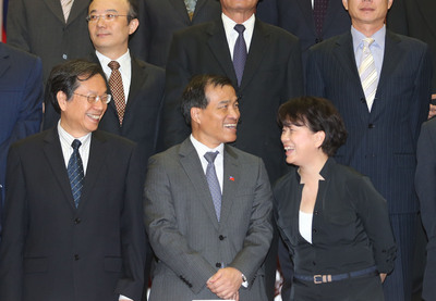 江宜樺率內閣總辭，文化部長龍應台（前右起）與交通部長葉匡時、衛福部長蔣丙煌，今天拍合照前輕鬆交談。 （中央社）