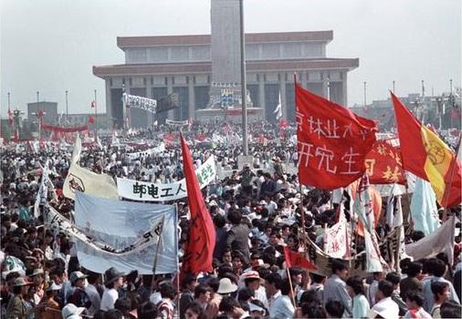 在1989年天安門的六四慘案為香港政局帶來空前的危機，香港人於6月4日凌晨哭紅雙眼，在電視屏幕上見著冷血的中國軍人殘殺手無寸鐵的民眾。更令香港人坐立不安的，是當日下令殺人的殘暴政權，在8年又26日後就會變成香港的新宗主。圖／取自國際《人權觀察組織》