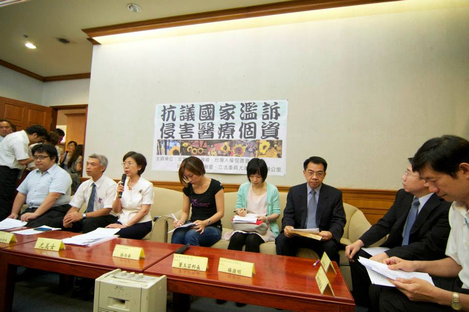 在實務上，警方須出具法院文才能向醫院調閱病歷，但消防署組長李明憲(右一)證明，北市消防局僅依市刑大來文便提供資料。(記者黃謙賢攝)