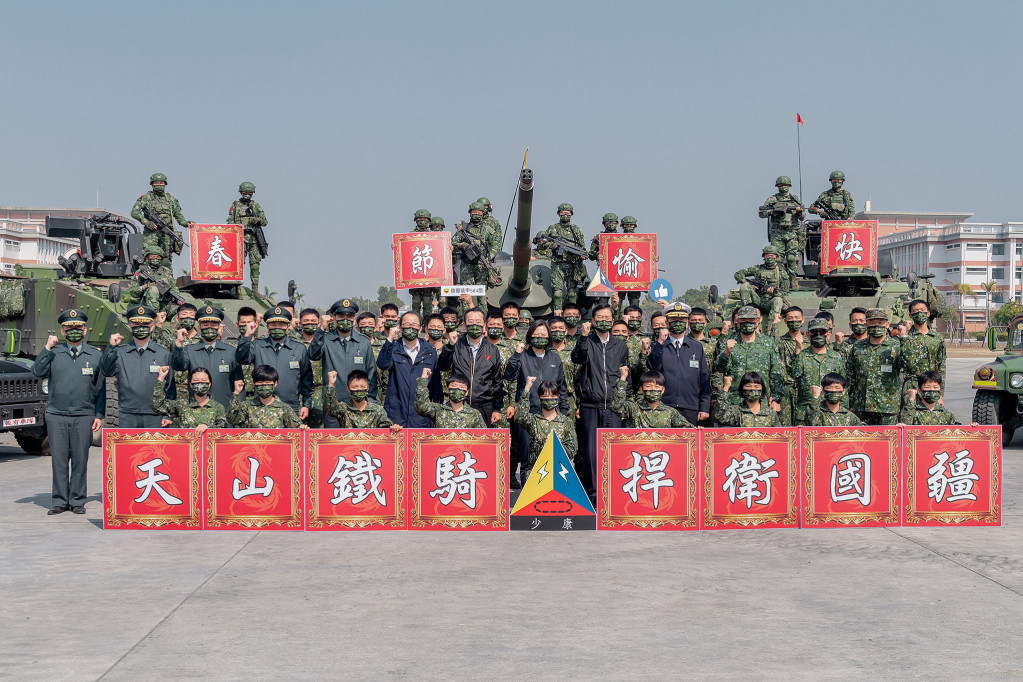 從歷史上來看，台灣的執政黨對於軍的領導階層是採取批判的態度，也以「提出軍方的綜合改革」而為大家所熟知。但近年來，蔡政府與統領國防部的軍方幹部建立起密切的關係。因此，民進黨對於軍方的批判的姿態就相當軟弱。圖為2021.02.04 蔡英文總統視導陸軍裝甲第564旅。擷自總統府flickr