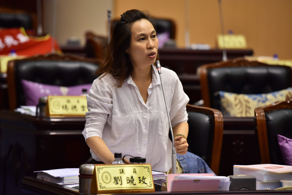 花蓮縣議員劉曉玫今天在議會指控花蓮一名狼師猥褻學生被解聘，竟在補習班任教。而且還上臉書PO文戲謔被害孩子，造成孩子二度傷害。圖／劉曉玫提供