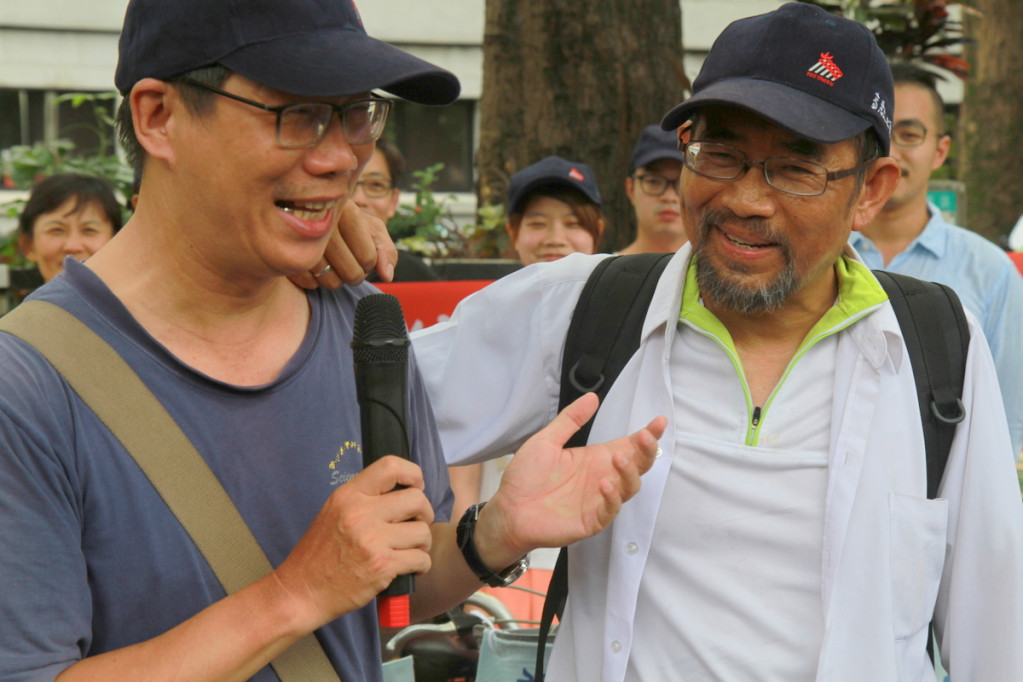 南華大學老師周平（右）與謝青龍為宣揚改革高教理念，展開環島之行，在教育部前舉行記者會。圖／何豪毅攝