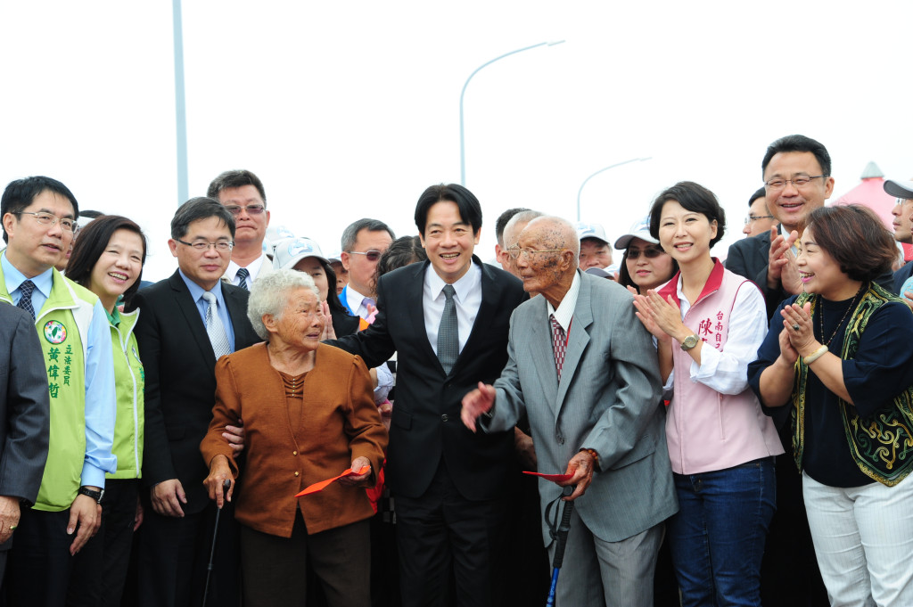 台61線西濱公路七股交流道至十份交流道路段今天舉行通車典禮，行政院長賴清德特別回台南主持，與鄉親一同走到觀禮會場。圖／行政院提供