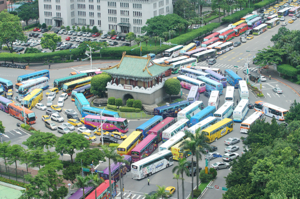 近百位遊覽車司機、業者到交通部請願，要求交通部讓客運業全面退出遊覽車業並提出減免牌照稅和汽燃稅以及遊覽車執行總量管制等訴求，遊覽車司機隨後開著遊覽車將總統府前的景福門四個路口封住，讓中山南路、信義路、仁愛路和凱達格蘭大道的交通打結，許多小客車車陷遊覽車車陣動彈不得。他們企圖以癱瘓交通的方式來達到他們的訴求。圖：張良一