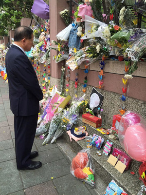 內湖殺童案掀起社會對死刑存廢的討論,國發會民調顯示,若殺童者處唯一死刑,逾八成民眾贊成。圖為警政署長陳國恩前往現場悼念。(取自NPA署長室臉書)20160421