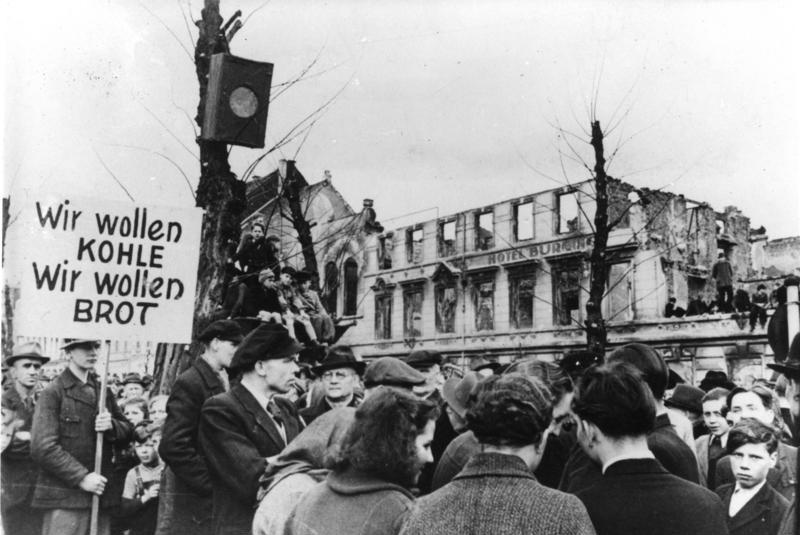 1947年冬季，成千上萬名德國人上街抗議一場災難性的糧食危機，但隨後，一切都因「馬歇爾計畫」的實施而改變了。圖/Bundesarchiv, Bild 183-B0527-0001-753 / CC-BY-SA 3.0