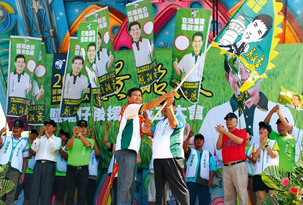 黃昭展，今(22)日在其出生地的新園鄉塩埔村黑府將軍廟旁成立第一個後援會，包括縣議員劉水復、鄉長陳武昌均出席。（照片/黃昭展辦公室提供）