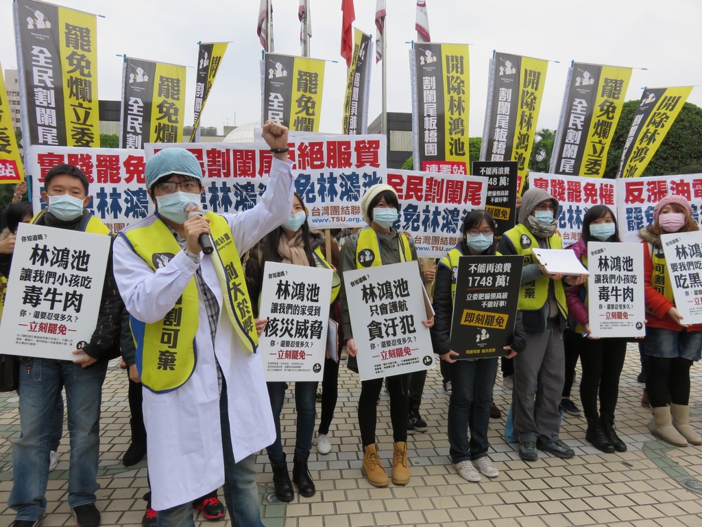 割闌尾計劃「板橋手術中」20日展開罷免林鴻池「整個城市都是割闌尾的連署站」行動，在板橋58家便利商店外擺攤，希望在27日前衝破2萬8千份連署。（資料照，記者林冠妙攝）