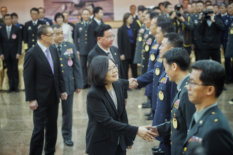 蔡英文總統今（27）天上午出席「中華民國106年上半年陸海空軍將官晉任布達暨授階典禮」。圖／張良一
