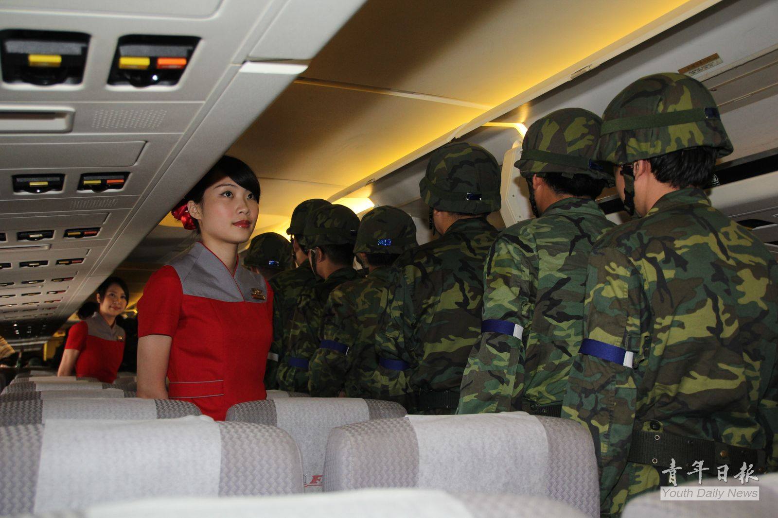 軍方為宣揚軍威，漢光演習期間發布大量宣傳照。圖為軍方徵用遠東航空航班與機組員，演練運輸兵力，空姐紅妝是其中亮點。（翻攝自國防部發言人臉書）
