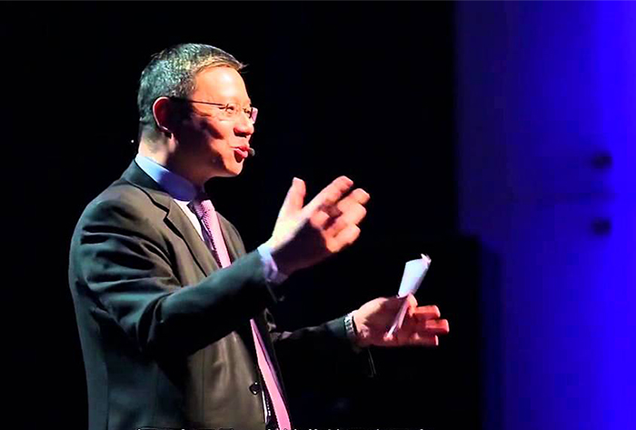 張維為用外國的短處來比中國的長處，給中國人做心理治療？「忽悠」中國人民，有「自信」？（翻攝自youtube）