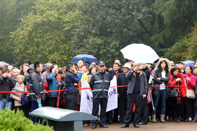 2016年10月31日，國民黨主席洪秀柱到中國南京中山陵謁陵，一名中國男子史庭福手持中華民國國旗，高喊「中華民國萬歲」、「三民主義萬歲」，結果卻被便衣公安抓走。圖／中央社