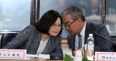 民進黨總統參選人蔡英文(左)5日拜會全國工業總會,面對媒體再次詢問朱習會,蔡英文認為,過去這段時間,國民黨政府花了太多時間在兩岸牌,結果證明無法解決問題,應該回歸到內部經濟與社會問題上。(中央社)