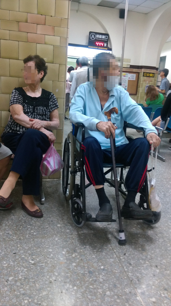 女性是家庭主要照顧者，即便是老伴照顧老伴，女性也往往是照顧的一方。圖／黃筱珮