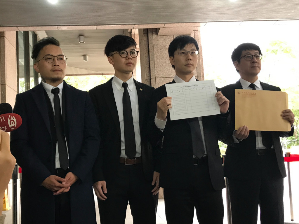 罷韓領銜人陳冠榮等人今（28）日前往中選會領取第二階段連署書。圖／台灣基進提供