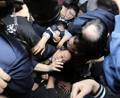 朝野立法院黨團今日準備決戰一例一休,民主進步黨團上午開黨團會議嚴陣以待,但柯建銘中午步出立院勸遭到抗議勞團出手圍毆,並跌倒在地,差點爬不起來。(中央社)