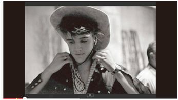 搖滾歌手傑克懷特(Jack White)在納希維爾(Nashville)的「第三男唱片行」(Third Man Records),重新發行貓王(Elvis Presley)稀有的第一 首單曲「我的幸福」(My Happiness)。(圖片:擷取自youtube-My Happiness畫面)