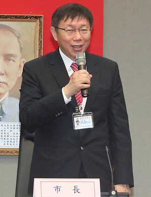 台北市長柯文哲（見圖，中央社資料照片）25日上任，市府下午開會決定今晚開始拆除忠孝西路公車專用道，遭議員批評帶頭違法。