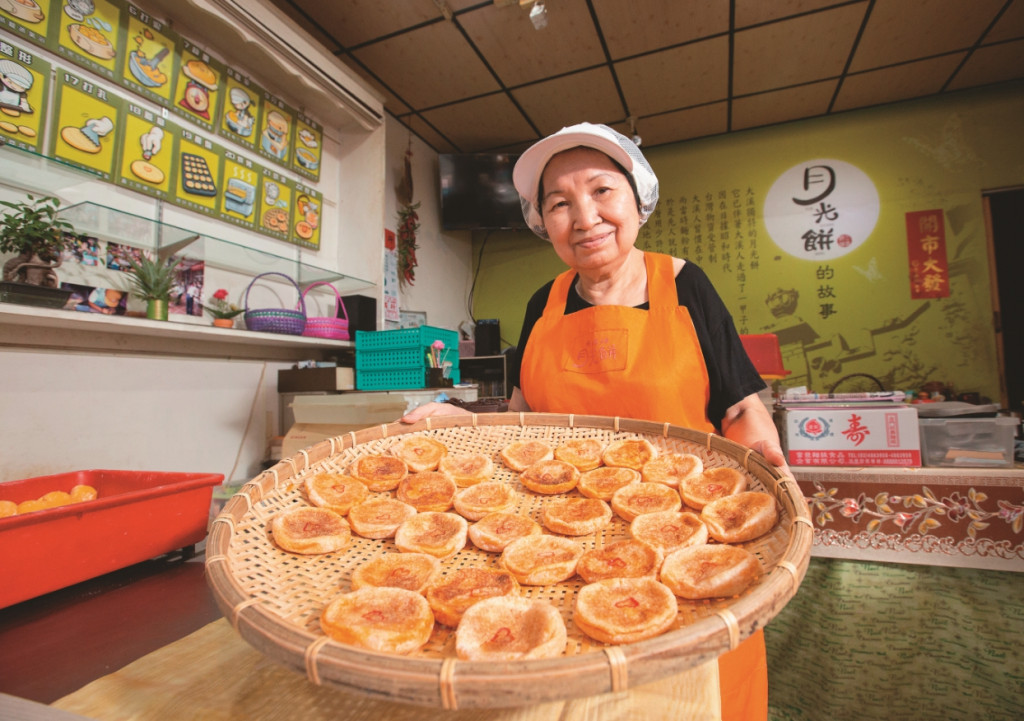 從兒子高中時期開始，陳媽媽母子就攜手製作月光餅，傳承在地美味。圖／賴智揚、鄒保祥