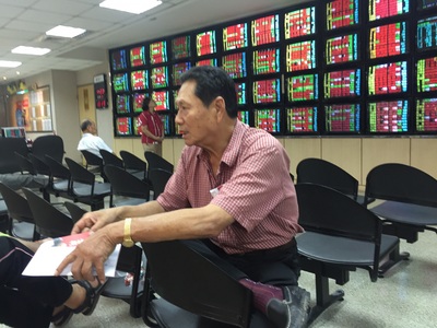 台股成交量遲遲無法放大，金管會認為跟大戶不回來有關，但今天又被財長張盛和打臉，認為「不能逼馬喝水」。（中央社）