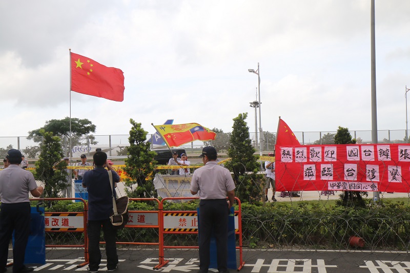 王張會場外，有愛國同心會帶著大型五星旗現身。（記者何豪毅攝）