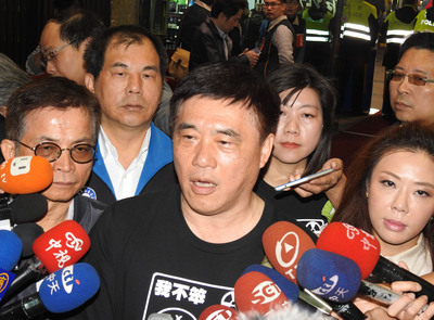 日本核災區食品管理及開放與否公聽會25日舉辦新北場，一早就聚集許多抗議群眾，場內與場外都爆發多起肢體及口角衝突。發動公投的國民黨副主席郝龍斌到場表達意見。圖/中央社
