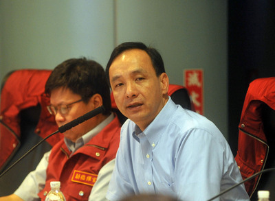 新北市長八仙樂園塵爆事件後續處理，新北市長朱立倫（右）29日表示，將成立愛心專戶接受各界捐款，接受各界捐款，並將所有捐款轉給傷患照護、復健用。（中央社）20150629
