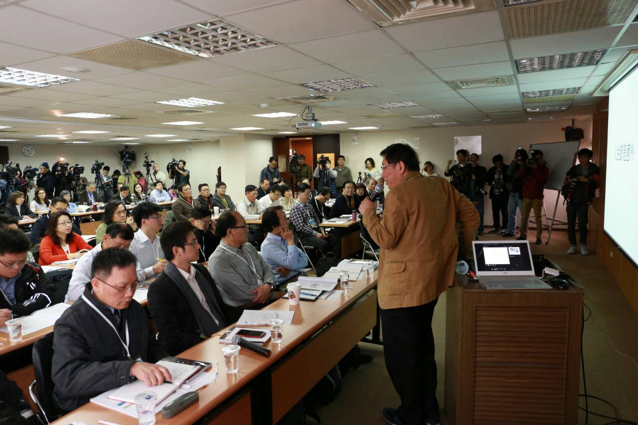即將上任台北市長柯文哲今天舉辦市府執政團隊共識營，除讓各局處新上任首長互相認識外，柯文哲強調小內閣都是素人居多，今天訓練目標包括媒體應對課程。即將上任市長室主任蔡壁如說，她學到要誠實面對媒體。(圖:柯文哲辦公室提供)