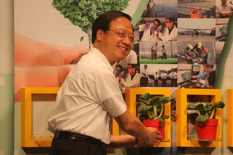 行政院長江宜樺放置一顆來自高雄的奶油白菜，象徵為風災後的重建盡一份心力。（記者何豪毅攝）