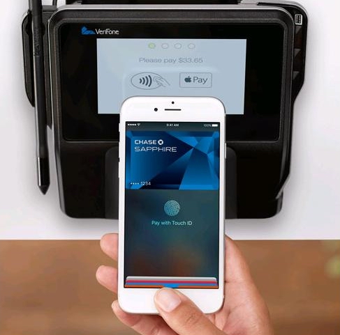 蘋果公司推出的Apple Pay支付系統，因只要將現行信用卡進行設定即可做行動支付，讓國內發卡銀行相當有興趣，儘管主管機關過去對此存在不少疑慮，但在政院主張開放下，也趕在張揆卸任前拍板。（圖片擷取自apple網站）