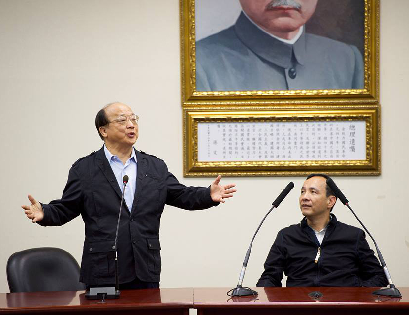 前台中市長胡志強爽快答應出任競選總部主委,與國民黨總統候選人朱立倫兩人幽默對話,胡戲稱原來自己是「工寮主任」,但保證蓋漂亮大廈。(黃謙賢 攝)