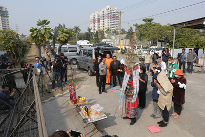 高雄大寮監獄挾持人質重大事故，法務部檢討報告傍晚將全文上網。圖為自盡6囚家屬到高雄大寮監獄招魂。（中央社）20150213