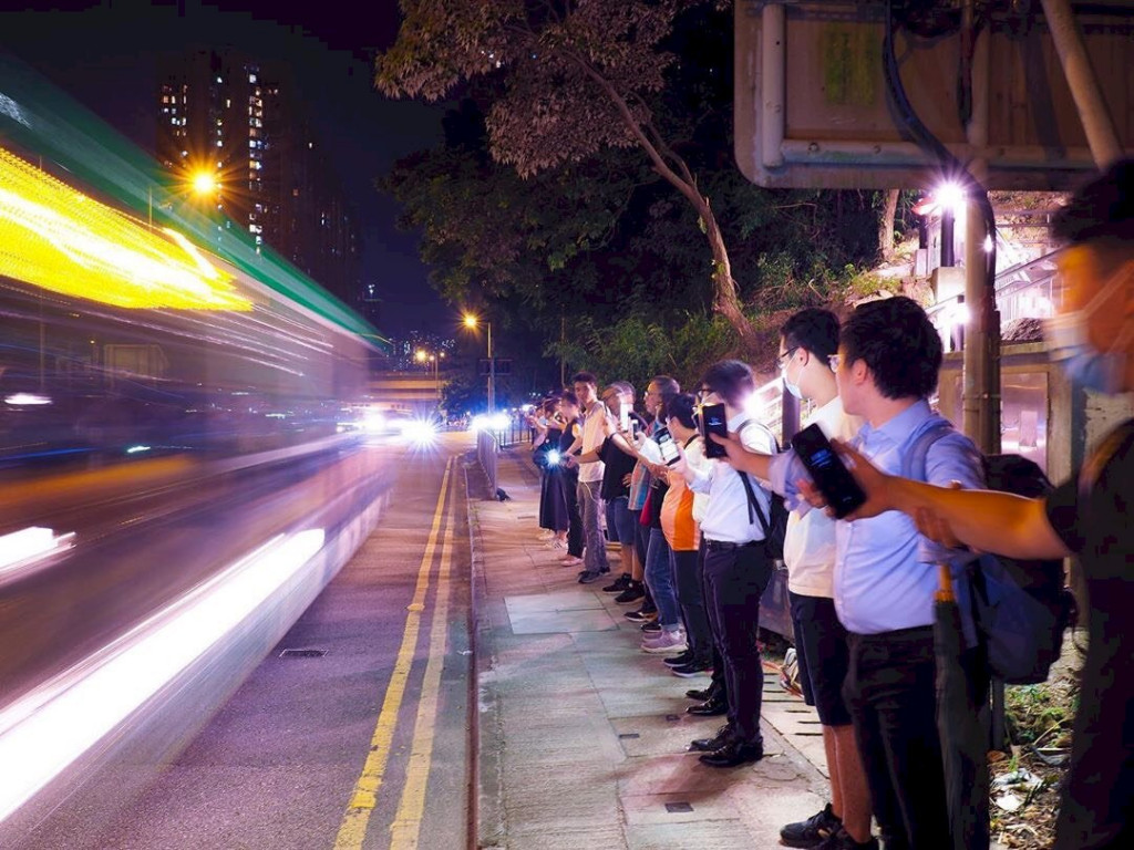 不少香港市民晚間響應「香港之路」活動，在行人道上手拉手傳遞抗爭訊息，堅持要求政府回應五大訴求。參與者開啟手機的閃光燈點亮人鏈。(網友提供)