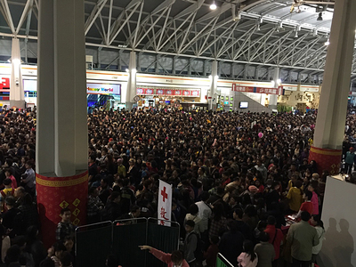 台灣燈會烏日燈區5日點燈以來，7日是第一個週末假日，晚上賞燈人潮超過百萬人，擠爆台鐵新烏日站，動彈不得。（台中市政府提供）